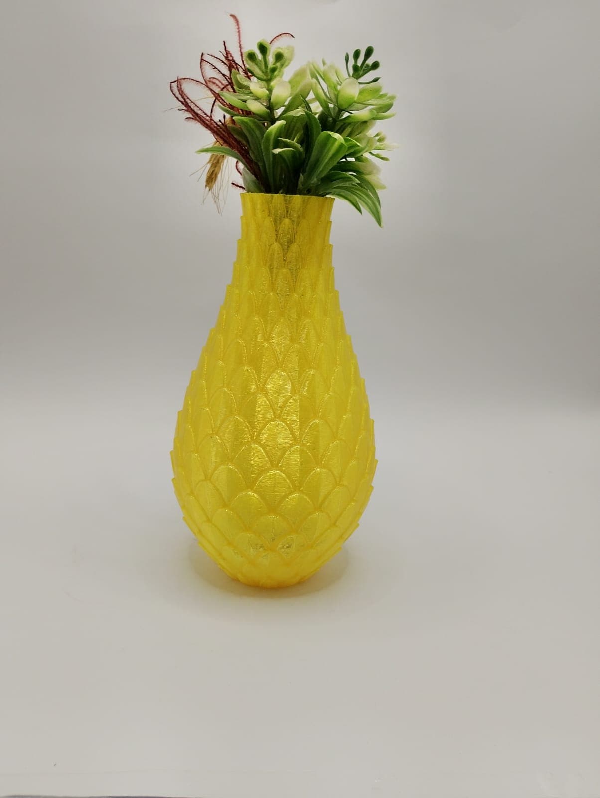 Vaso Contemporâneo em Escamas ( As flores não acompanha o vaso)